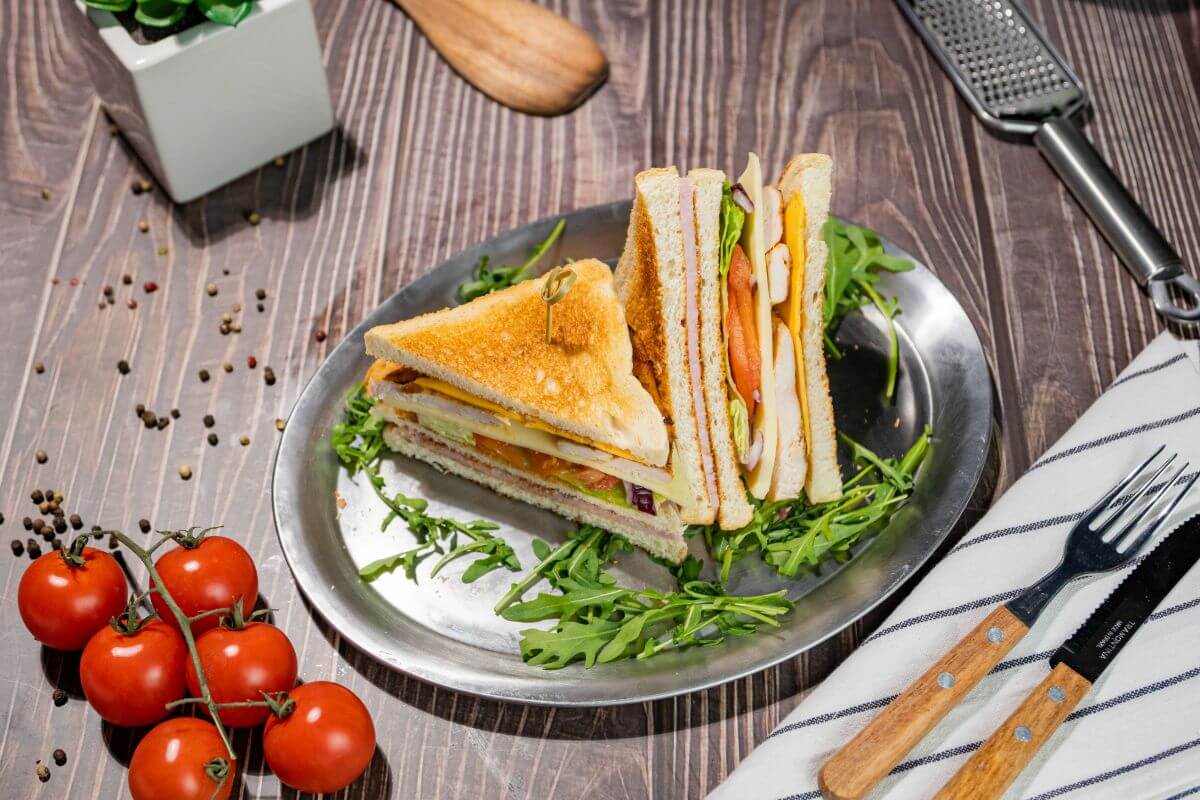 De asemenea, pe Veranda, impreuna cu o echipa de oameni tineri si dornici de a aduce serviciile la un nivel performant, am reusit
sa ne impunem pe piata cu calitate si amabilitate. In meniul nostru ve-ti gasi preparate delicioase, gatite cu pasiune de bucatarii nostri, Mihai si Radu! Incercam sa folosim ingrediente locale si regionale cat mai mult si suntem foarte atenti in selectia de materie prima. Produsele noastre se impun prin calitate si printr-un raport calitate pret rezonabil.