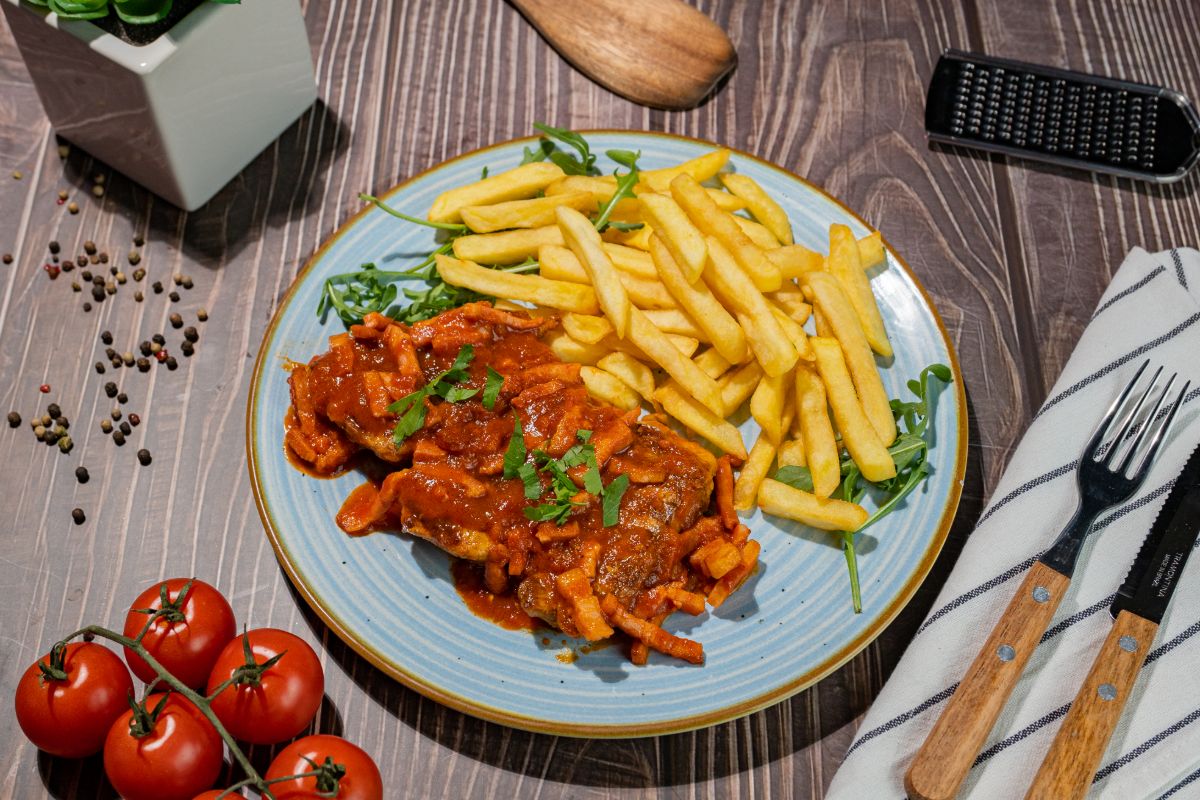 Asadar, va asteptam sa ne vizitati zilnic sa petreceti clipe relaxante intr-un ambient minunat, savurand produse delicioase acompaniate de bauturi savuroase!
Rezervarile si comenzile se pot face la acelasi nr. de telefon ca si rezervarile pt Club Hush.
Veranda by Hush este fiica Clubului Hush si ne gasiti pe str. Panselelor, nr. 2 (vis-a-vis de Metropol)