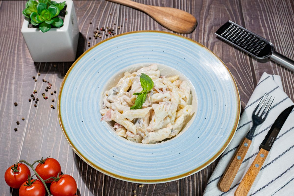 Scurta descriere
Veranda By Hush este terasa acoperita a Clubului Hush.
Pentru ca programul de evenimente si concerte al clubului nu permitea publicului larg sa vina oricand la noi in locatie, am decis sa inovam spatiul din fata si sa il transformam intr-o veritabila veranda.
Acoperisul retractabil, geamurile glisante si designul elegant s-au unit si a aparut Veranda By Hush!