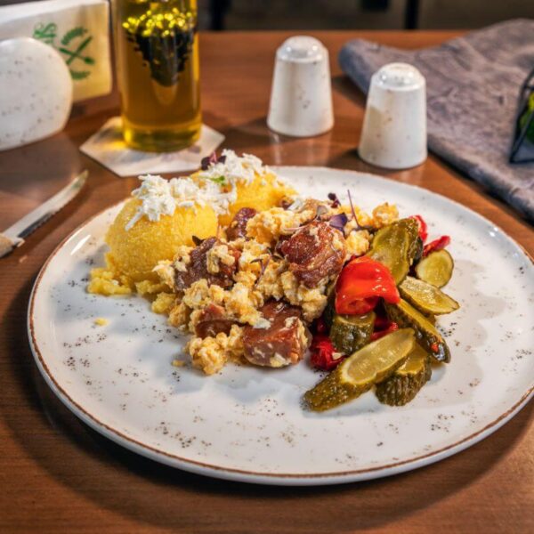 Carne la garniţă cu mămăliguţă, telemea şi salată de murături