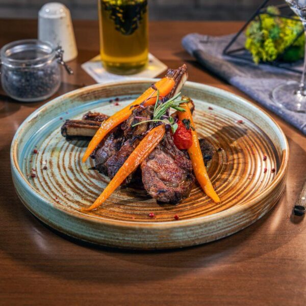 Cotlet de berbecuţ la jar cu cartofi de casă