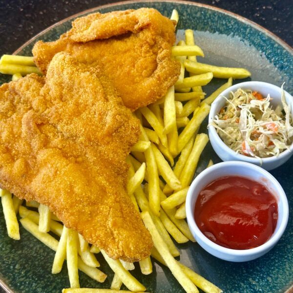 Şniţel crispy cu cartofi pai