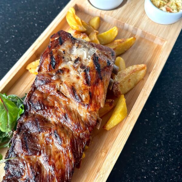 Coaste de porc la jar cu sos BBQ si cartofi casă