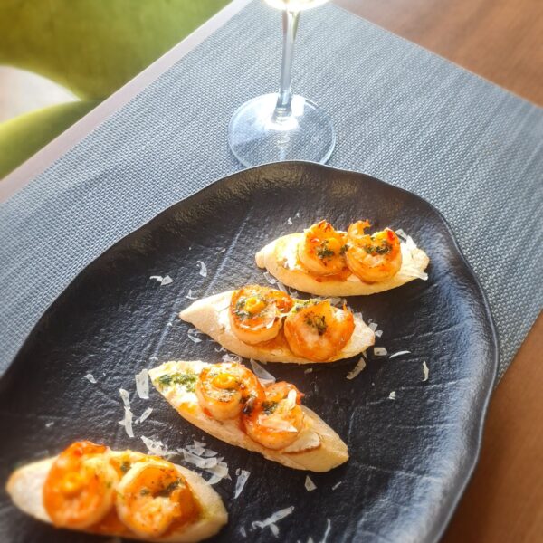 Bruschete cu creveţi şi sos chilli