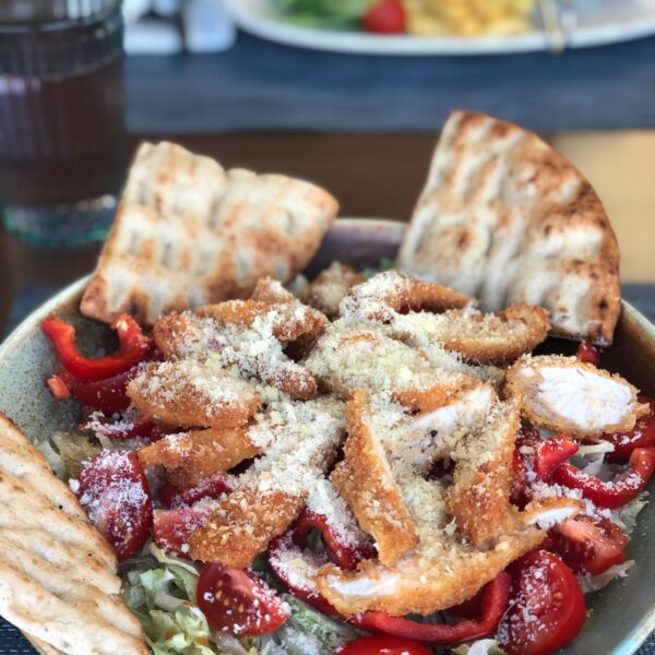 Salată de pui crocant