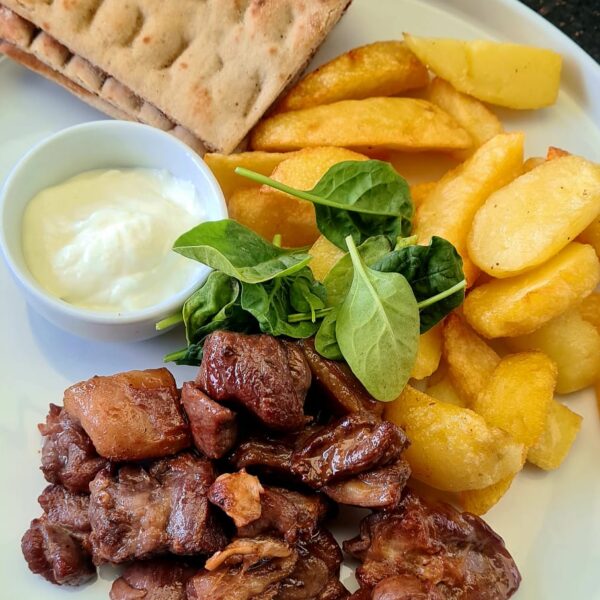 Pastramă de oaie cu cartofi de casă şi mujdei