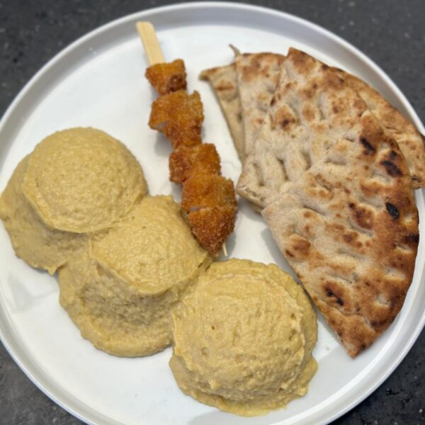 Humus cu pui crocant și pitta bread