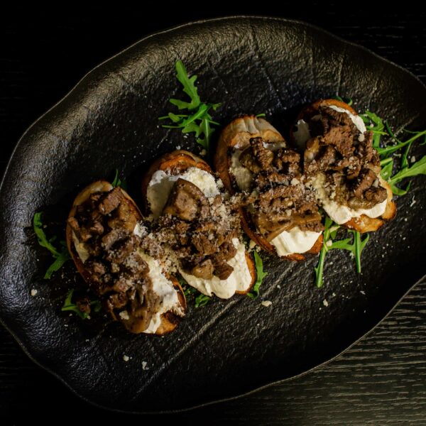 Bruschete cu muşchi de vită , pastă de trufe şi ciuperci