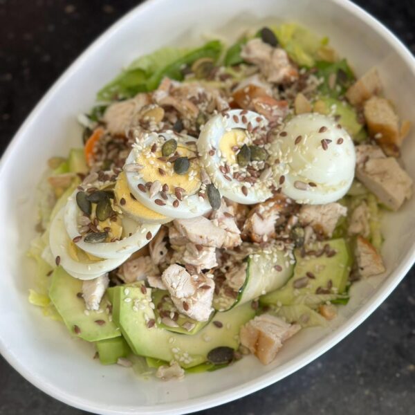 Salată cu pui, avocado și ou