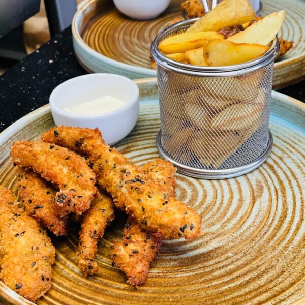 Crispy de pui cu cartofi pai și salată colleslaw