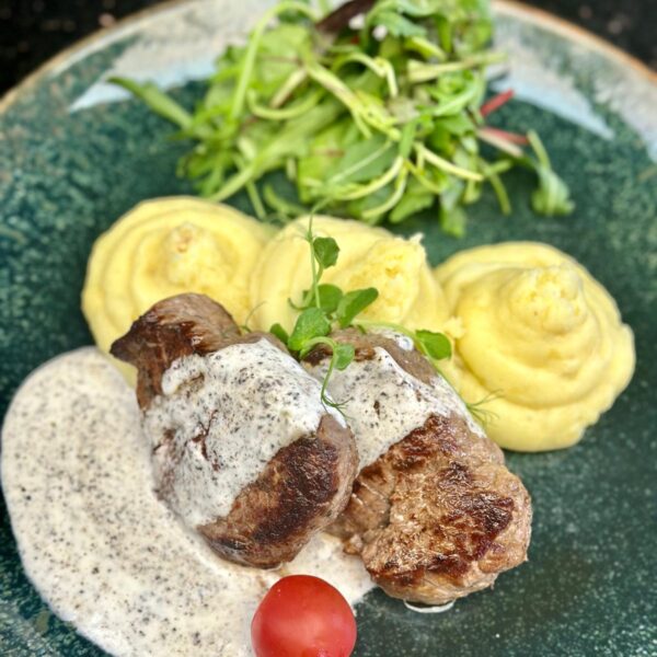 Mușchi de vită cu trufe și piure de cartofi