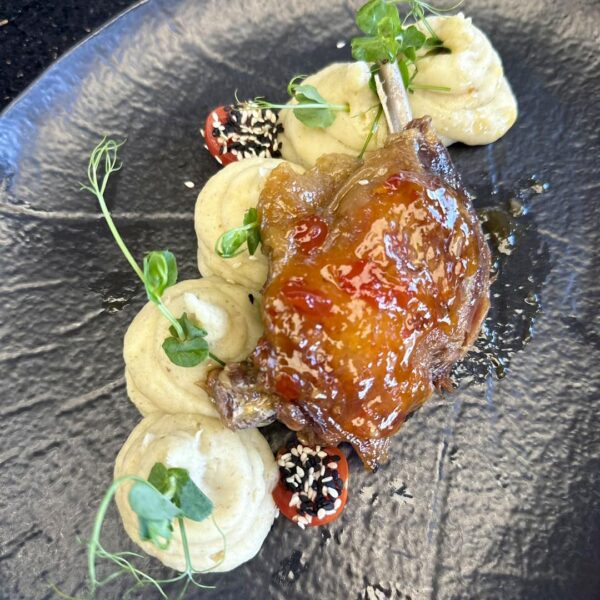 Pulpă de rață confiată cu piure trufat