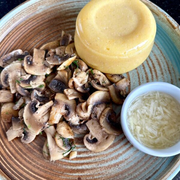 Sote de ciuperci cu usturoi și mămăliguță