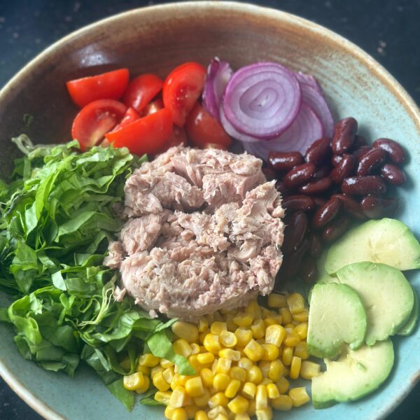 Salată cu ton și avocado
