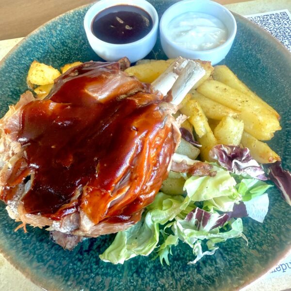 Ciolan de porc cu sos barbeque și cartofi de casă