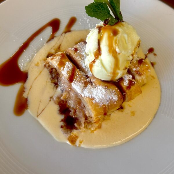 Ștrudel cu mere, sos Anglaise și înghețată