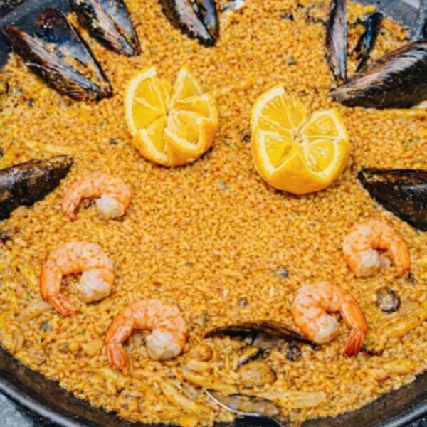 Paella cu fructe de mare