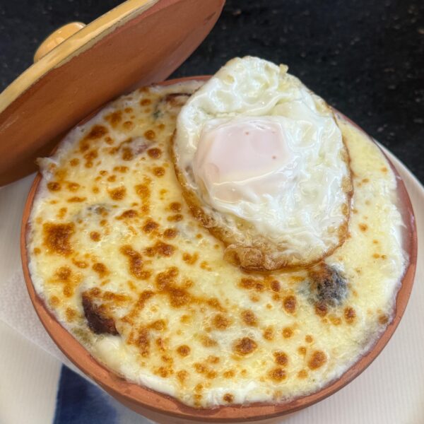 Mamaligă cu brânză, smântână, cârnăciori și ou