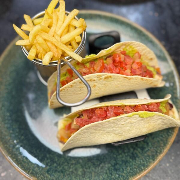 Tacos cu pui și cartofi pai